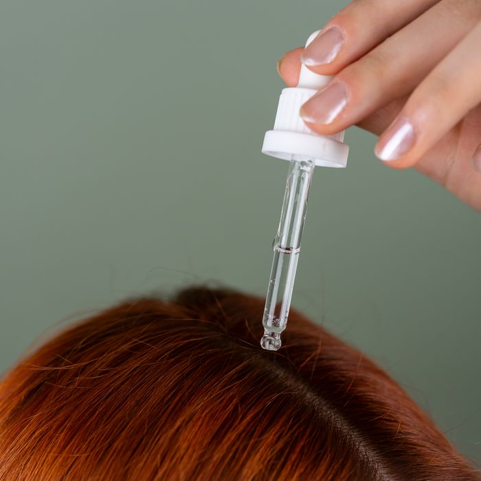 Nakładanie kuracji z pipety na włosy przy nasadzie