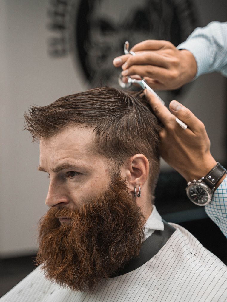 Ułożone krótkie włosy i broda po stylizacji u barbera